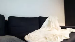 Аппетитная шлендра Mirrabelle13 трахает свою пизду