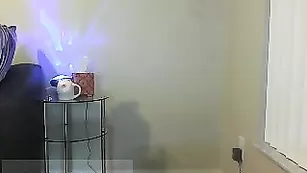 Смазливая курва Downloads прыгает на секс игрушке