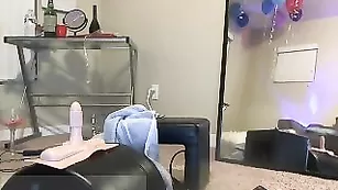 Смазливая курва Downloads прыгает на секс игрушке