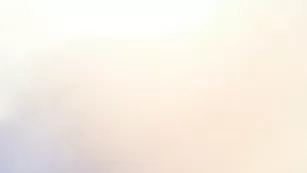 Смазливая малышка YuliaSSEx трахает бритую пизду