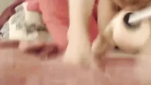Симпатичная шлендра Samantha Jaymz долбится секс машиной