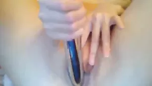 Обаятельная девка Vasilina1234 шалит с двумя игрушками