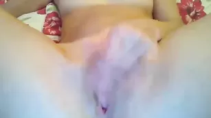 Обаятельная девка Vasilina1234 шалит с двумя игрушками