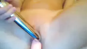 Обаятельная девка Vasilina1234 шалит с двумя игрушками