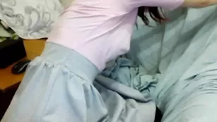 Роскошная путана Emiliyaxxx мастурбирует стоя раком