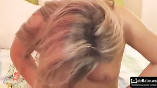 Шальная куртизанка FAPwithBlonde ласкает интимные места