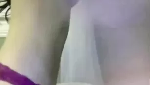 Грудастая чертовка AndreaBabie ласкает бритую киску