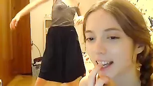 Молодая сучка Wonderland666 раздевается с подругой