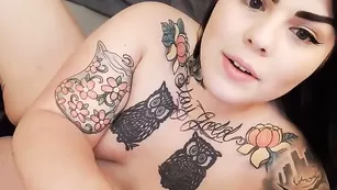 Толстая кобыла Sugarbooty трахает волосатую пизду