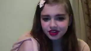 Молодая сучка Lambdoll трахает киску фаллосом