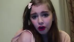 Молодая сучка Lambdoll трахает киску фаллосом