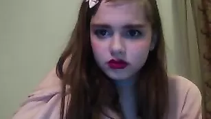 Молодая сучка Lambdoll трахает киску фаллосом