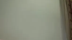 Молодая сучка Lambdoll трахает киску фаллосом