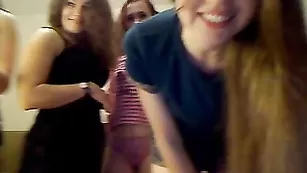 Славные сучки ABoxOfKittens эротично раздеваются на камеру