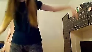 Славные сучки ABoxOfKittens эротично раздеваются на камеру