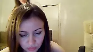 Славные сучки ABoxOfKittens эротично раздеваются на камеру