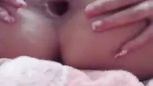 Озорная дамочка Caty_josh25 жестко трахает задницу