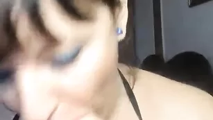 Роскошная телка Jane облизывает фаллос и теребит пизду