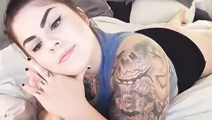 Татуированная сука Sugarbooty дрочит вибратором