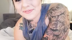 Татуированная сука Sugarbooty дрочит вибратором