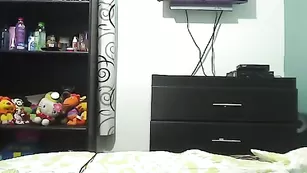 Сексапильная малышка Danielaxxx69 трахает себя в очко