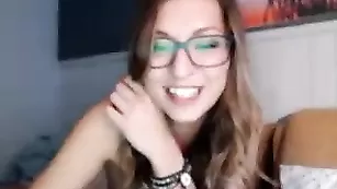 Прелестная телка LucysLounge эротично позирует в майке