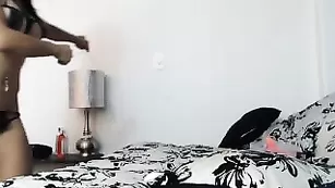 Грудастая путана littlelisahh облизывает сосочки