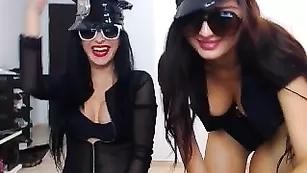 Пылкие брюнеточки KinkyWild_ позируют в униформе