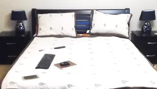 Rihanahot трахает себя чёрным фаллоимитатором