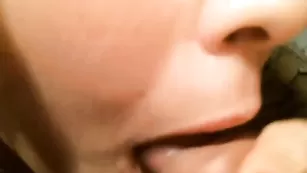 Шальная курва Kiss_monroe делает минет