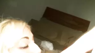 Шальная курва Kiss_monroe делает минет