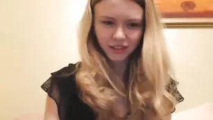 Строптивая малышка Jacky_smith ласкает бритую пизду