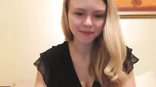 Строптивая малышка Jacky_smith ласкает бритую пизду
