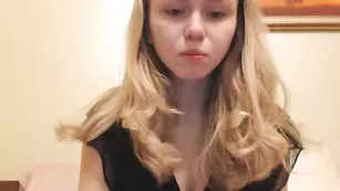 Строптивая малышка Jacky_smith ласкает бритую пизду