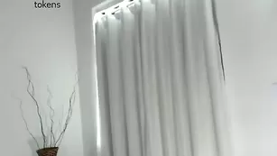 Роскошная куртизанка Andrezaprats дрочит пилотку фаллосом