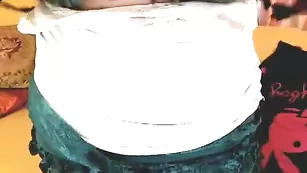 Жирная стерва Klavadavai теребит пизду