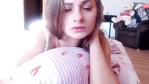 Озорная путана Alisa96 мастурбирует секс игрушкой