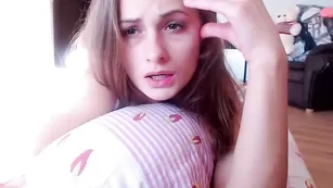 Озорная путана Alisa96 мастурбирует секс игрушкой