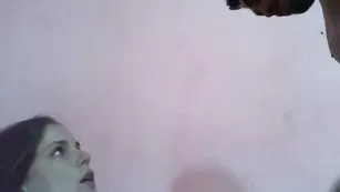Восхитительная брюнетка Bella_alice отсасывает член
