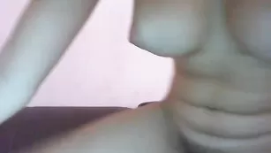 Восхитительная брюнетка Bella_alice отсасывает член