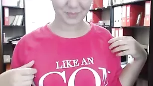 Симпатичная бабенка fatisa показывает красивые сиськи