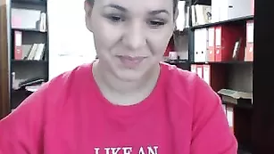 Симпатичная бабенка fatisa показывает красивые сиськи