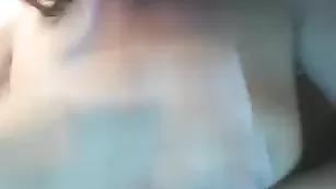 Озорная девка Mikefemkes мастурбирует киску