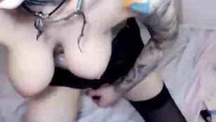 Обаятельная курва Psychocandy трахает бритую пизду