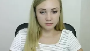 Светловолосая малышка Lexie Mariee позирует во фри чате