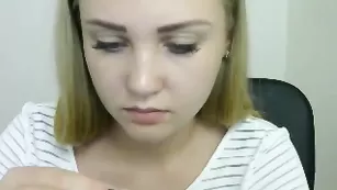 Светловолосая малышка Lexie Mariee позирует во фри чате