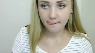 Светловолосая малышка Lexie Mariee позирует во фри чате