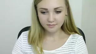 Светловолосая малышка Lexie Mariee позирует во фри чате