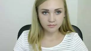 Светловолосая малышка Lexie Mariee позирует во фри чате