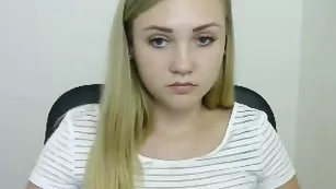 Светловолосая малышка Lexie Mariee позирует во фри чате